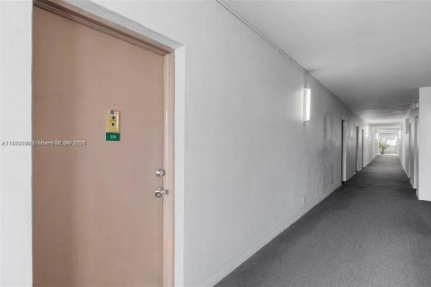 Condo in Lauderhill, Florida, 2 bedrooms  № 1946686 - photo 21
