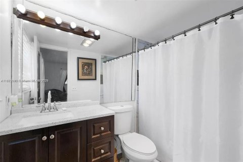 Condo in Lauderhill, Florida, 2 bedrooms  № 1946686 - photo 17