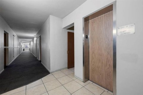 Condo in Lauderhill, Florida, 2 bedrooms  № 1946686 - photo 22