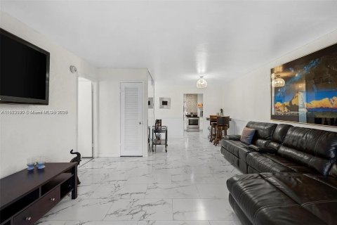 Condo in Lauderhill, Florida, 2 bedrooms  № 1946686 - photo 7