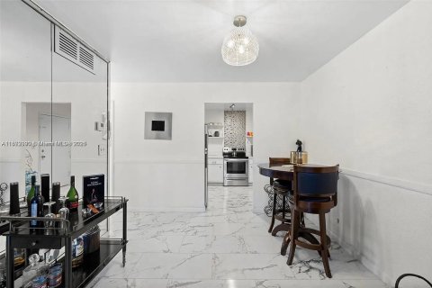 Condo in Lauderhill, Florida, 2 bedrooms  № 1946686 - photo 4