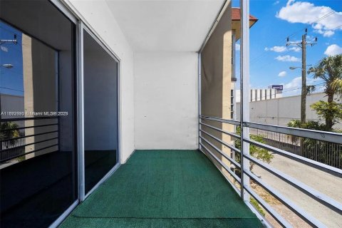 Condo in Lauderhill, Florida, 2 bedrooms  № 1946686 - photo 20