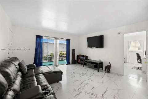 Condo in Lauderhill, Florida, 2 bedrooms  № 1946686 - photo 6