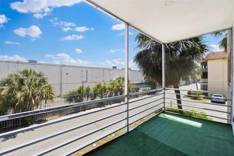Condo in Lauderhill, Florida, 2 bedrooms  № 1946686 - photo 19