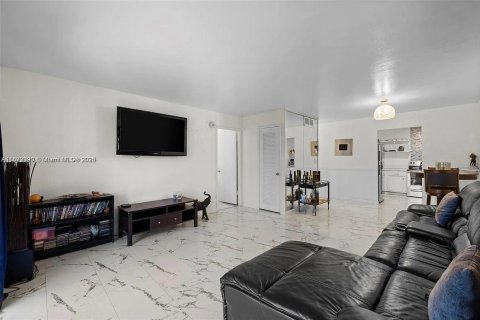 Condo in Lauderhill, Florida, 2 bedrooms  № 1946686 - photo 11