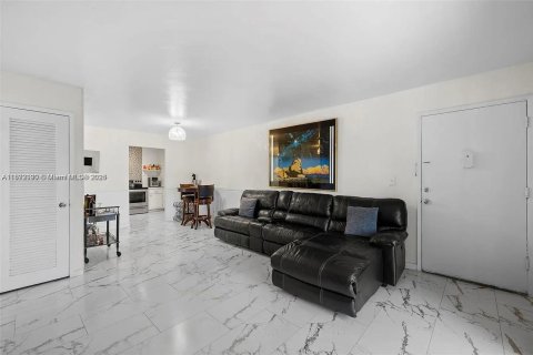 Condo in Lauderhill, Florida, 2 bedrooms  № 1946686 - photo 10