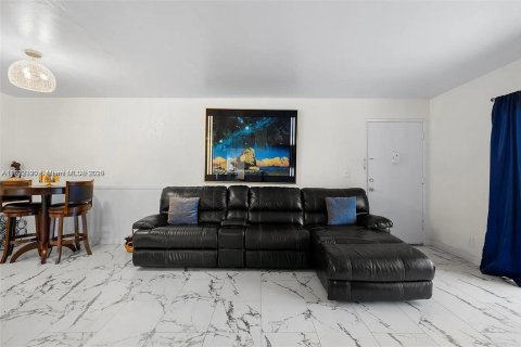 Condo in Lauderhill, Florida, 2 bedrooms  № 1946686 - photo 9