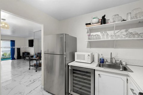 Condo in Lauderhill, Florida, 2 bedrooms  № 1946686 - photo 2