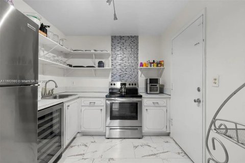 Condo in Lauderhill, Florida, 2 bedrooms  № 1946686 - photo 1