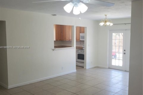 Casa en alquiler en Deerfield Beach, Florida, 3 dormitorios, 98.1 m2 № 2050213 - foto 2