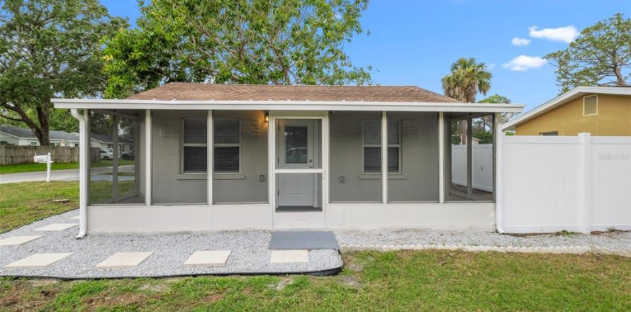 House in Port Richey, Florida 2 bedrooms, 72.46 sq.m. № 1810742
