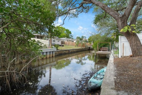 House in Tampa, Florida 3 bedrooms, 135.27 sq.m. № 2226711 - photo 2