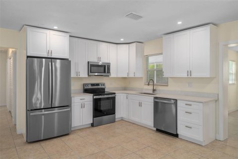 House in Tampa, Florida 3 bedrooms, 135.27 sq.m. № 2226711 - photo 3