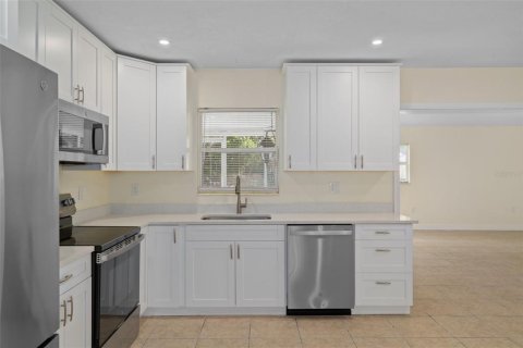 House in Tampa, Florida 3 bedrooms, 135.27 sq.m. № 2226711 - photo 22
