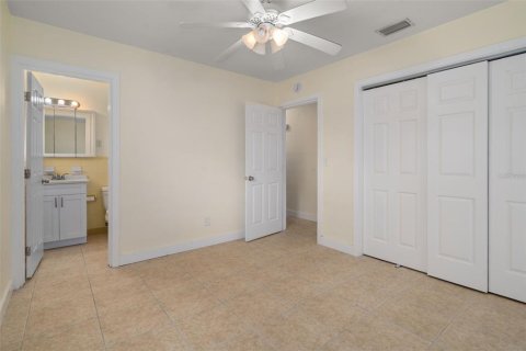 House in Tampa, Florida 3 bedrooms, 135.27 sq.m. № 2226711 - photo 29