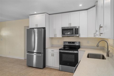 House in Tampa, Florida 3 bedrooms, 135.27 sq.m. № 2226711 - photo 21