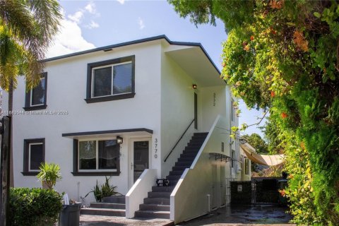 Casa en alquiler en Miami, Florida, 2 dormitorios, 65.03 m2 № 1930276 - foto 1