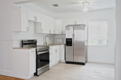 Casa en alquiler en Miami, Florida, 2 dormitorios, 65.03 m2 № 1930276 - foto 3