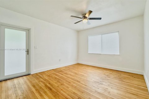 Casa en alquiler en Miami, Florida, 2 dormitorios, 65.03 m2 № 1930276 - foto 2