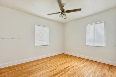 Casa en alquiler en Miami, Florida, 2 dormitorios, 65.03 m2 № 1930276 - foto 8
