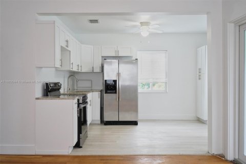 Casa en alquiler en Miami, Florida, 2 dormitorios, 65.03 m2 № 1930276 - foto 4