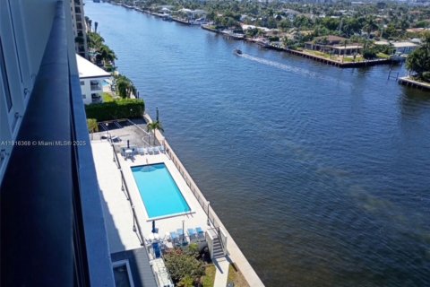 Condo in Pompano Beach, Florida, 2 bedrooms  № 1971108 - photo 4