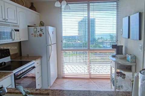 Condo in Pompano Beach, Florida, 2 bedrooms  № 1971108 - photo 9