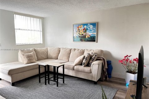 Condominio en alquiler en North Bay Village, Florida, 1 dormitorio, 57.6 m2 № 1931795 - foto 3