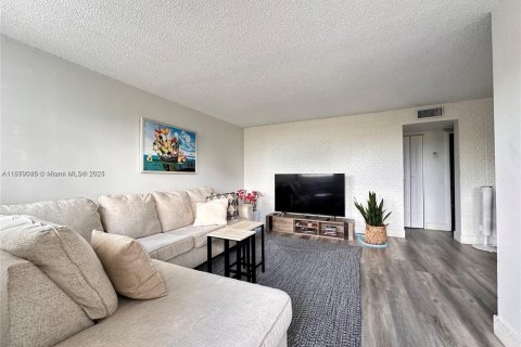 Condominio en alquiler en North Bay Village, Florida, 1 dormitorio, 57.6 m2 № 1931795 - foto 1