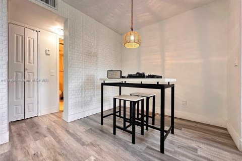 Condominio en alquiler en North Bay Village, Florida, 1 dormitorio, 57.6 m2 № 1931795 - foto 2