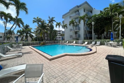 Condominio en alquiler en North Bay Village, Florida, 1 dormitorio, 57.6 m2 № 1931795 - foto 9