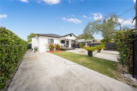 Casa en venta en Miami, Florida, 3 dormitorios, 93.65 m2 № 2000807 - foto 2