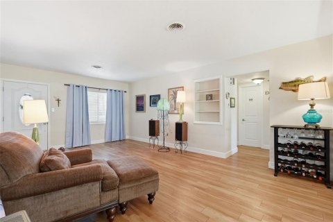 House in Palm Harbor, Florida 2 bedrooms, 121.7 sq.m. № 2094099 - photo 8