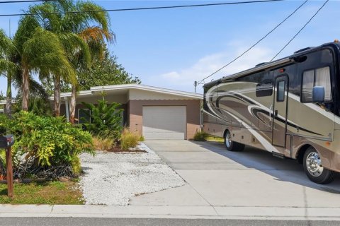 House in Palm Harbor, Florida 2 bedrooms, 121.7 sq.m. № 2094099 - photo 3