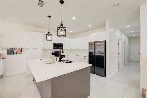 Casa en venta en Pembroke Pines, Florida, 4 dormitorios, 209.49 m2 № 1966184 - foto 21
