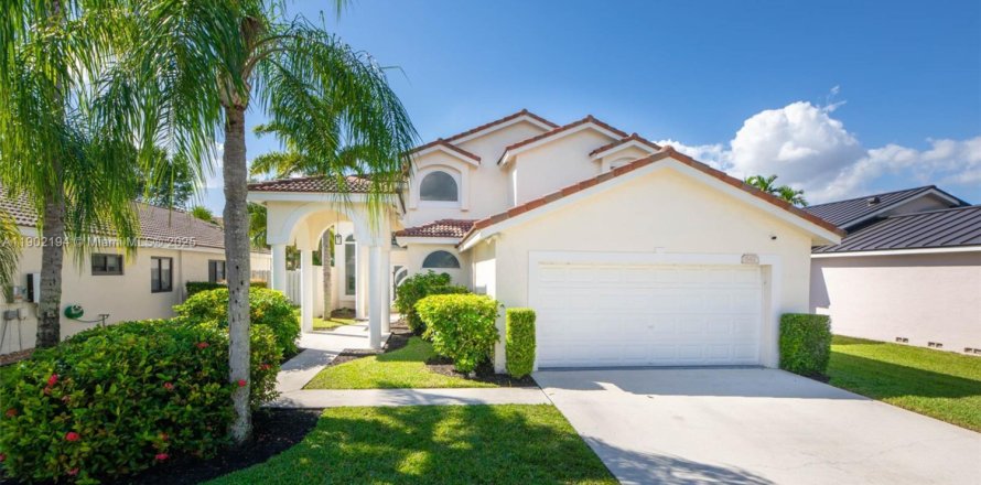 Casa en Pembroke Pines, Florida 4 dormitorios, 209.49 m2 № 1966184