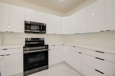 Casa en venta en Pembroke Pines, Florida, 4 dormitorios, 209.49 m2 № 1966184 - foto 23