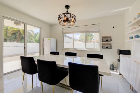 Casa en venta en Pembroke Pines, Florida, 4 dormitorios, 209.49 m2 № 1966184 - foto 25