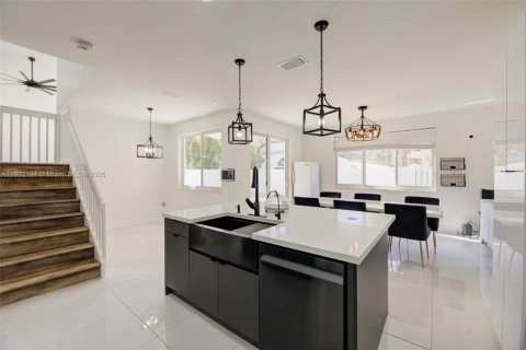 Casa en venta en Pembroke Pines, Florida, 4 dormitorios, 209.49 m2 № 1966184 - foto 24