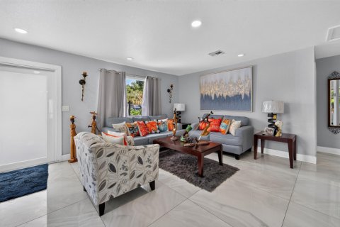 House in West Palm Beach, Florida 3 bedrooms, 109.44 sq.m. № 2387063 - photo 9