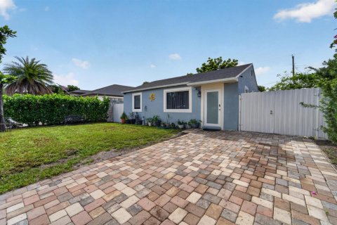 House in West Palm Beach, Florida 3 bedrooms, 109.44 sq.m. № 2387063 - photo 2