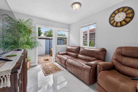 House in West Palm Beach, Florida 3 bedrooms, 109.44 sq.m. № 2387063 - photo 14