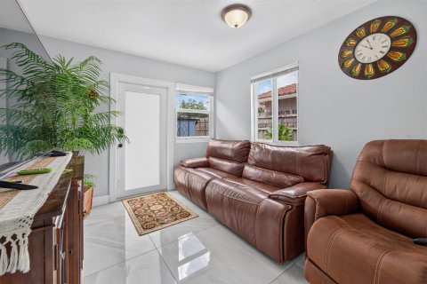 House in West Palm Beach, Florida 3 bedrooms, 109.44 sq.m. № 2387063 - photo 13