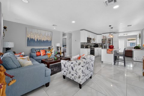 House in West Palm Beach, Florida 3 bedrooms, 109.44 sq.m. № 2387063 - photo 8