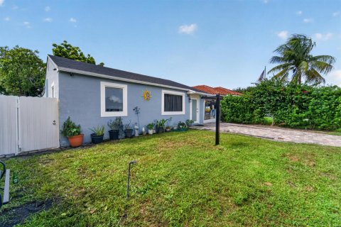 House in West Palm Beach, Florida 3 bedrooms, 109.44 sq.m. № 2387063 - photo 4