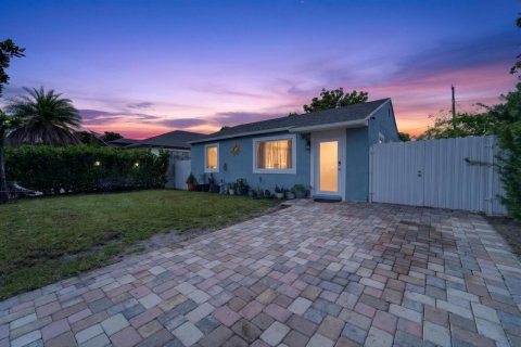 House in West Palm Beach, Florida 3 bedrooms, 109.44 sq.m. № 2387063