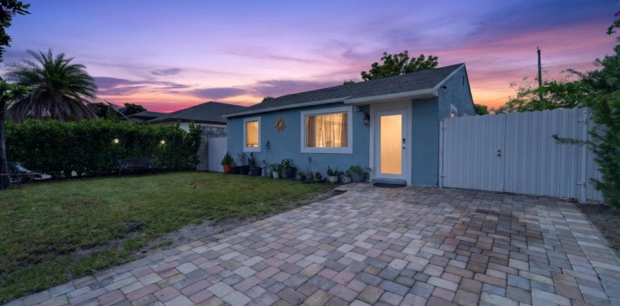 House in West Palm Beach, Florida 3 bedrooms, 109.44 sq.m. № 2387063