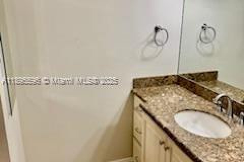 Condo in Miami Beach, Florida, 2 bedrooms  № 1948283 - photo 15