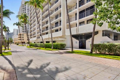 Condo in Miami Beach, Florida, 2 bedrooms  № 1948283 - photo 19