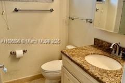 Condo in Miami Beach, Florida, 2 bedrooms  № 1948283 - photo 16